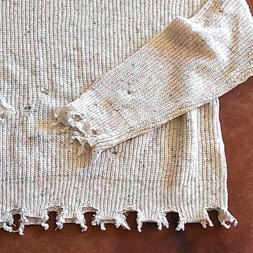 ⭐ $5 ⭐ Destroyed/Frayed Cream Turtleneck Sweater Size Medium - Picture 2 of 10
